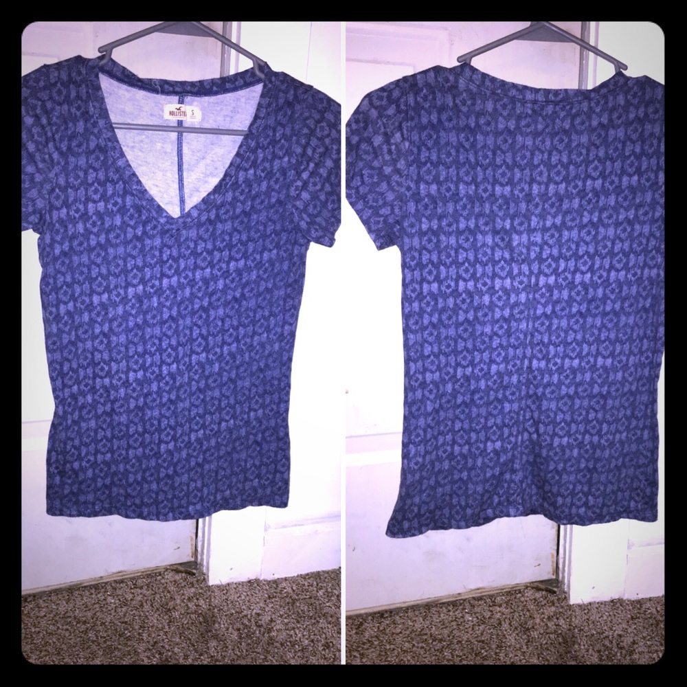 V-neck name brand tee